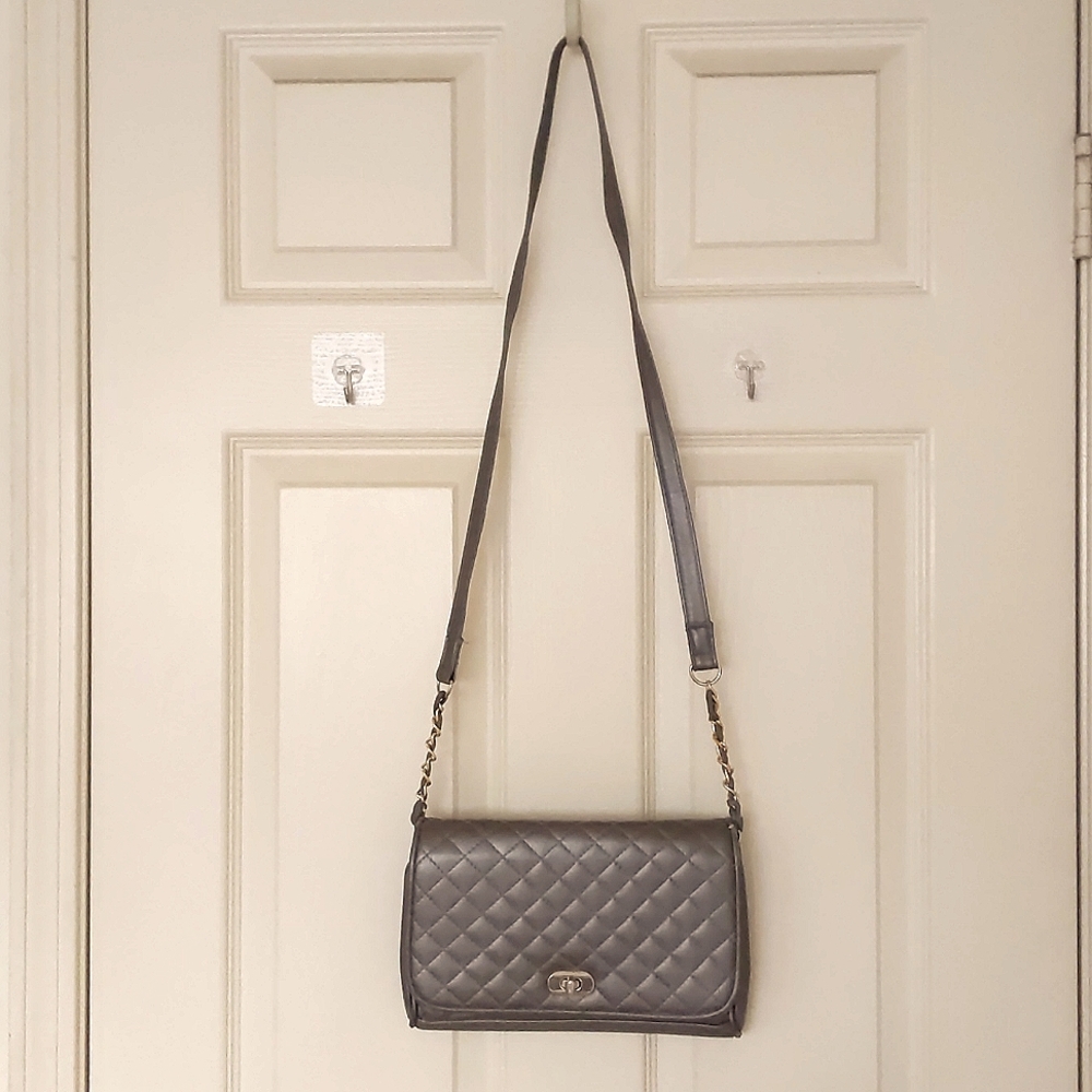 Woman's Crossbody bag with three layers, pockets and mirror.